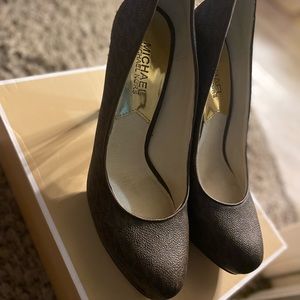 Gorgeous gently worn rare Micheal Kors MK signature brown pumps 👠✨